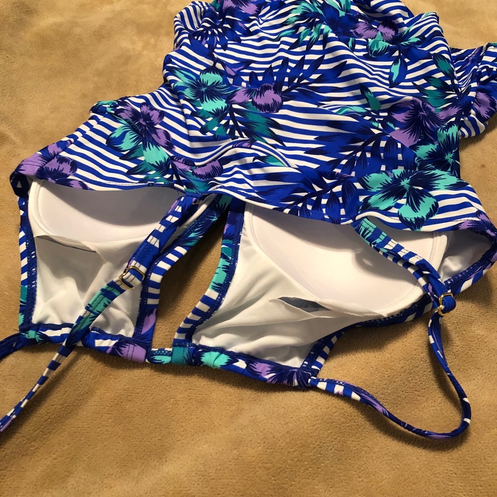 Bathing suit - Picture 3 of 3